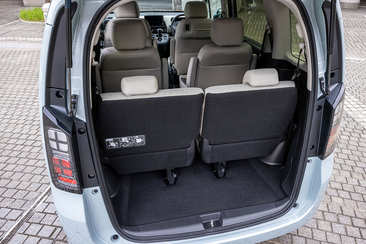 6人乗りとなる「フリード エアーEX」で、サードシートを使用するノーマルモードと呼ばれる状態を荷室側から見た様子。リアゲートの開口部は高さが1110mm、最大幅が1080mm、地上高が480mmとなる。