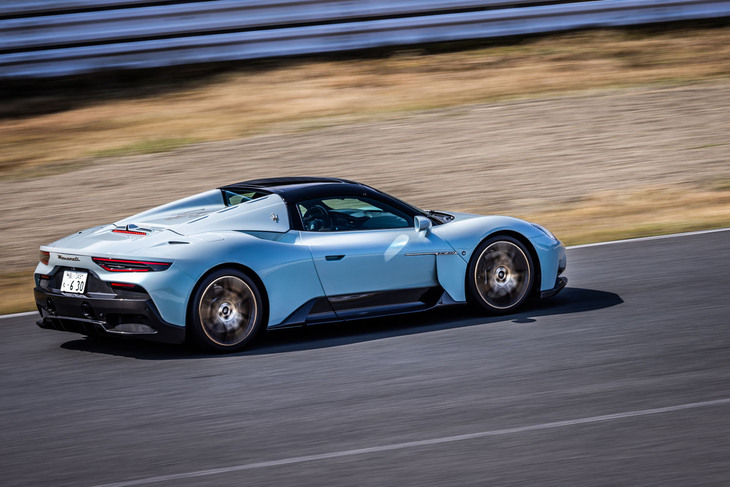 「MC20チェロ」のボディーサイズは全長×全幅×全高＝4669×1965×1224mmで、ホイールベースは2700ｍｍ。クーぺの「MC20」に対して65kgの重量増に抑えられている。