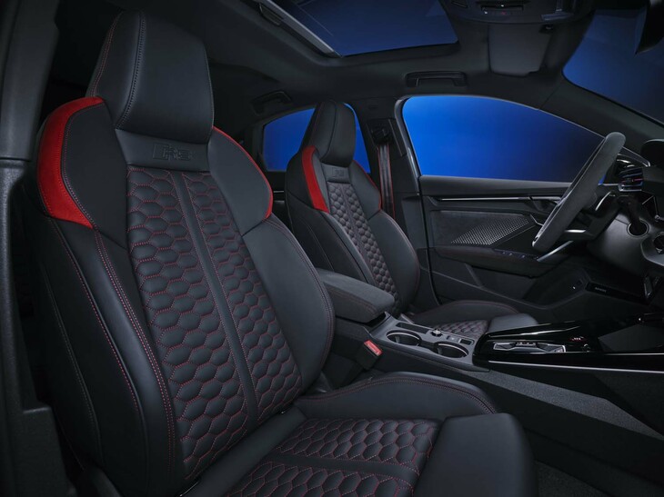 標準装備の「RSスポーツシート」。