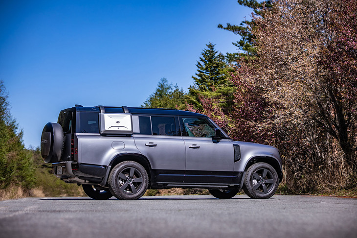 「ディフェンダー130 X-DYNAMIC HSE D300」のボディーサイズは全長×全幅×全高＝5275×1995×1970mmで、車重は2570kg。今回の試乗車両には、乗り降りをサポートするオプションのディプロイアブルサイドステップ（53万1025円）が装備されていた。