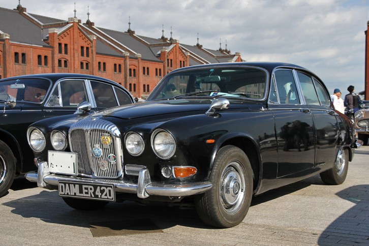 「デイムラー・ソブリン」。同名を冠した初代「ジャガーXJ」の姉妹車もあったが、これはそれより一世代前のモデル。「ジャガー・マーク2」から発展した「ジャガー420」のバッジエンジニアリングによる姉妹車で、1966年に登場した。