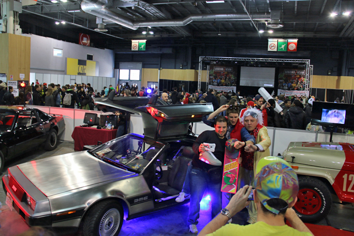 ステージのすぐ横では、いち出展者によってデロリアンとの記念撮影会が繰り広げられていた。“なんちゃってドク”でも、来場者はそこそこ満足の様子。