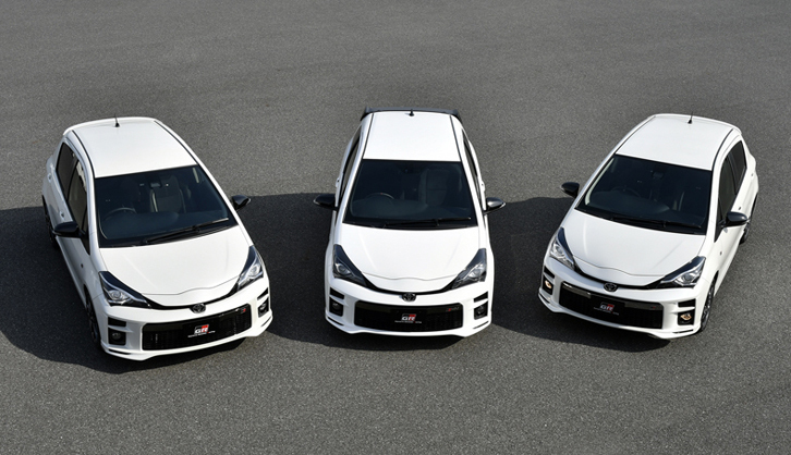 「トヨタ・ヴィッツ」の「GR」シリーズは、チューンの異なる3種類がラインナップされる。写真左から、「ヴィッツGRスポーツ“GR”」、「ヴィッツ“GRMN”」（プロトタイプ）、そして「ヴィッツGRスポーツ」。