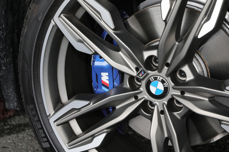 前後ともベンチレーテッドディスクブレーキを採用。ブルーのブレーキキャリパーは、「Mモデル」の証明でもある。