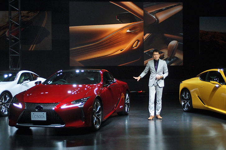 発表会では「レクサスLC」のデザインを担当した森 忠雄氏も登壇し、その見どころを紹介した。自身は「運転席からサイドミラー越しに見えるリアフェンダーのふくらみ」が最も気に入っているとのこと。
