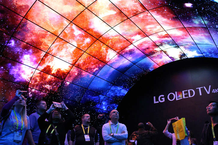 厚さわずか2.57mmの極薄パネルによる有機ELテレビ「OLED TV W」を披露したLGエレクトロニクス。もはや同社の名物となったシアタースペースでは、画面をアーチ状に配置することで、4Kのハイパフォーマンスがアピールされた。