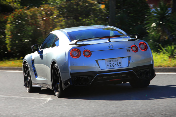 空力パーツについては標準仕様と共通。拡幅されたフロントフェンダーも見分けがつきづらく、ルックスはほぼ標準仕様と変わらない。