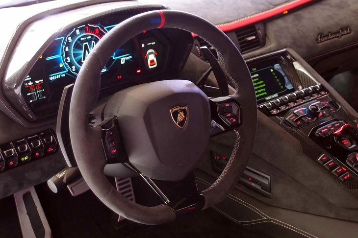 ランボルギーニ・アヴェンタドールLP780-4 Ultimae（ステアリングホイール）