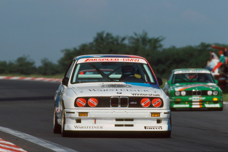 従来モデルと同様、「E30」世代の「3シリーズ」はレースでも活躍した。写真はグループAのホモロゲーションモデルとして登場した初代「M3」。DTMを含むツーリングカーレースや、ラリーなどで奮闘した。
