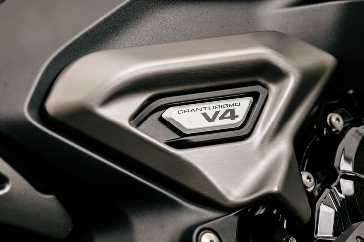 エンジンには「パニガーレV4」や「ストリートファイターV4」が搭載する「デスモセディチ・ストラダーレ」から派生した、排気量1158ccのV型4気筒「V4グランツーリスモ」を搭載する。