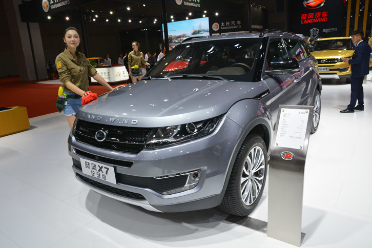 今回のショーでも、「レンジローバー イヴォーク」のそっくりカーである「ランドウインドX7」は健在。クルマを磨く美人コンパニオンをはべらせるという、お色気方向の演出であった。