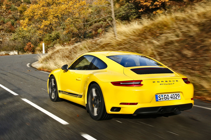 「911カレラT」には、「911カレラ」では選択できない「リアアクスルステアリング」がオプション設定される。