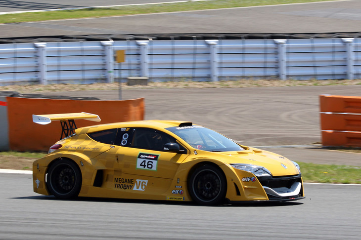 ワンメイクレース用の純レーシングカー「メガーヌ トロフィーV6」。