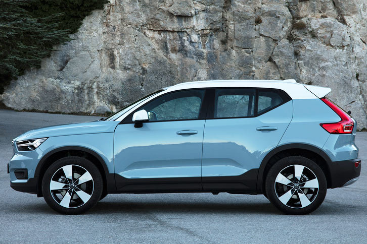 “トールハンマー”と称されるヘッドランプや、ボディーサイドに切れ込むL字形のテールランプなど、細部の意匠は「XC90」や「XC60」などから受け継ぎつつ、全体にはよりカジュアルなイメージでまとめられている。