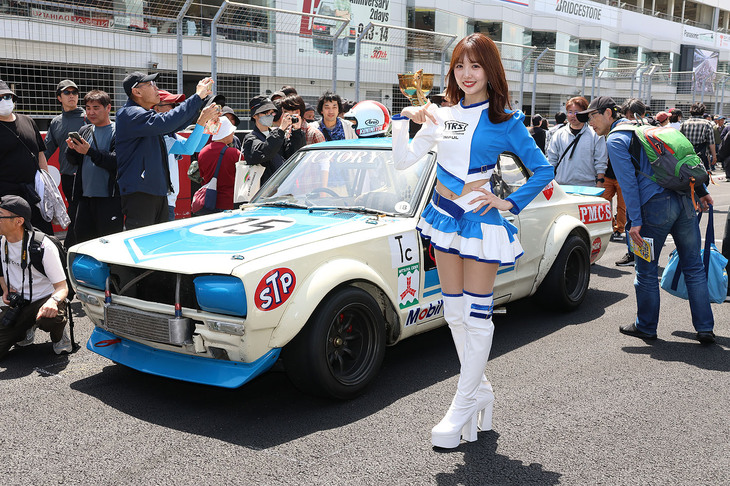 セミワークス仕様に仕立てられた「スカイラインGT-Rハードトップ」。1972年3月に行われた富士300キロレースにて、通産50勝目を記録した際の仕様を再現。当時のドライバーは、多くのファンに愛された名レーサー、高橋国光選手。レースアンバサダーは、今期SUPER GT500クラスに参戦するTEAM IMPALを応援する、TRSアンバサダーの志賀ありささん。