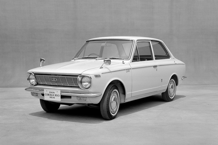 1966年発売の初代「トヨタ・カローラ」。「日産サニー」（初代）と「スバル1000」と乗り比べたが、大衆たる筆者にとっては最も楽しくてスポーティーに感じた。（写真＝トヨタ自動車）