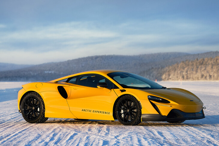 2021年に登場したハイブリッドスーパースポーツ「マクラーレン・アルトゥーラ」。3リッターV6ツインターボエンジンと電動モーターの組み合わせで、0-100km/h加速3秒、最高速330km/hの動力性能を実現する。