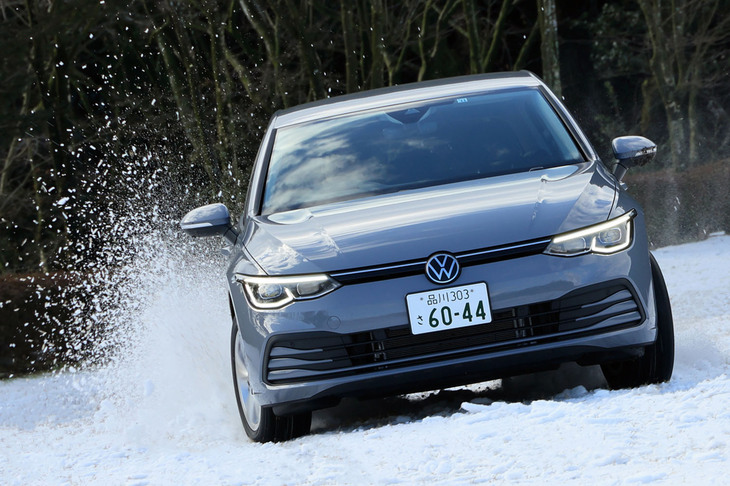 積雪路面でも高いコントロール性を発揮する「エヌブルー4シーズン」。積極的にアクセルを踏むと、雪をかきながら前へ、前へと進んでいく。