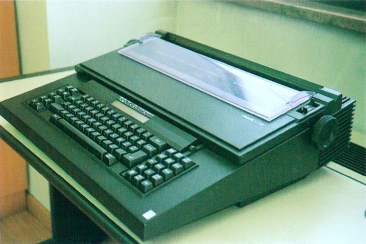 同じくベリーニによるオリベッティの電動タイプライター「ET116」。