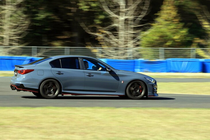 オープンロードで快適かつ自然な乗り心地を示した「スカイラインNISMO」のNISMOパーツ装着車。クローズドコースでは、まずは軽快なコーナリング特性が印象的だった。