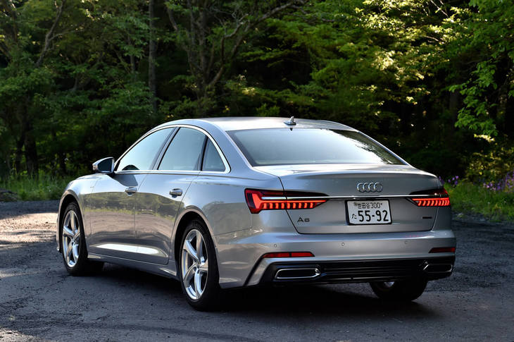 
	【アウディA6セダン55 TFSIクワトロのスペック】
	ボディーサイズ：全長×全幅×全高＝4950×1885×1440mm／ホイールベース：2925mm／車重：1900kg／駆動方式：4WD／エンジン：3リッターV6 DOHC 24バルブ ターボ／トランスミッション：7段AT／最高出力：340ps（250kW）/5200-6400rpm／最大トルク：500Nm（51.0kgm）/1370-4500rpm／タイヤ：（前）245/45R19／（後）245/45R19（ミシュラン・パイロットスポーツ4）／燃費：12.3km/リッター（JC08モード）／価格：1006万円

	
	【取材時の燃費データ】
	テスト距離：212.6km（市街地1：高速道路8：山岳路1）／使用燃料：25.0リッター（ハイオクガソリン）／参考燃費：8.5km/リッター（満タン法）／9.7km/リッター（車載燃費計計測値） 
	