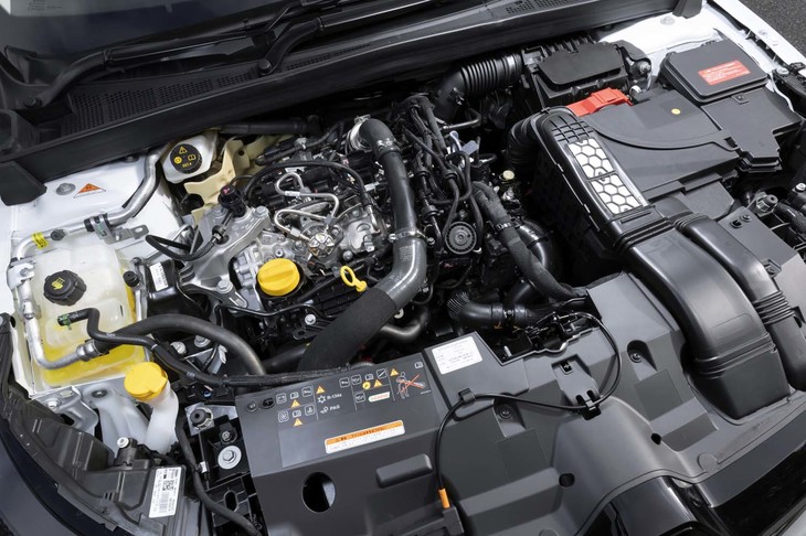 エンジンは、最高出力159PSの1.3リッターターボに一本化された。WLTCモードの燃費値は、「ルーテシア」より0.5ポイント良好な17.5km/リッター。