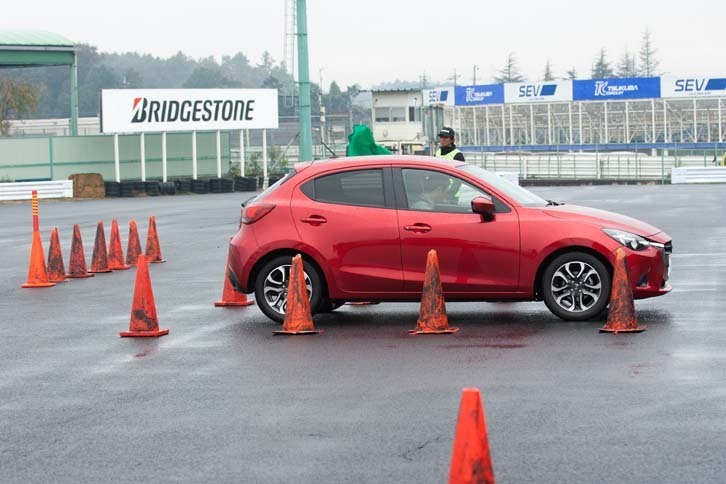 リバースギアが入らず、しどろもどろに。奥に見えるフラッグを持った方に助けてもらいました。本当にありがとうございました。