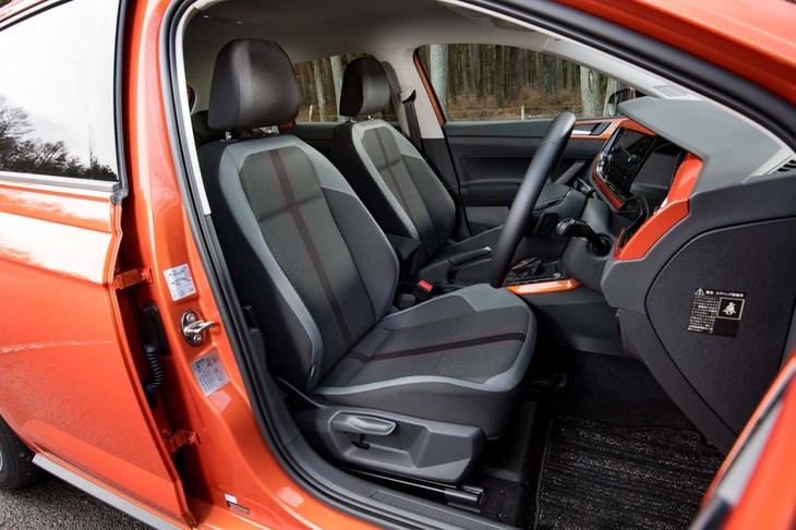 ボディーカラーやインストゥルメントパネルなどに合わせて、シートの座面と背もたれを縦断するラインもオレンジとなっている。