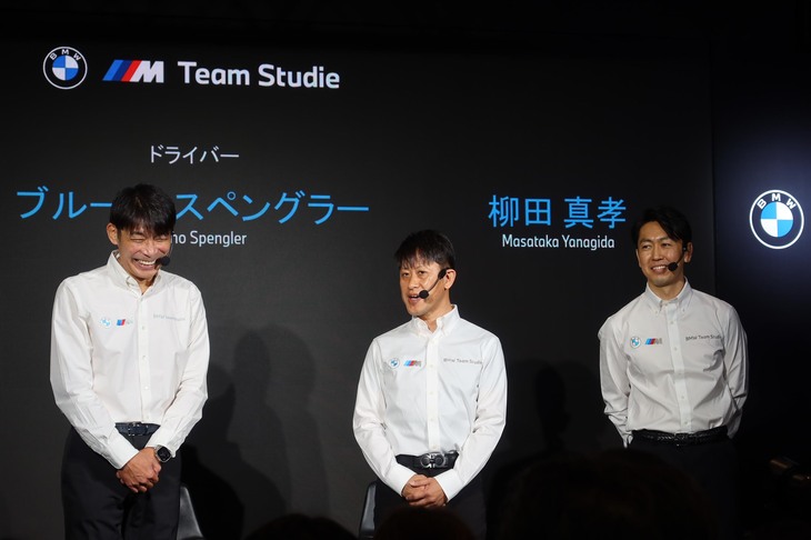 SUPER GTの参戦体制発表会に臨む、（写真左から）鈴木康昭チーム代表・監督、荒 聖治選手、柳田真孝選手。2選手がチームメイトになるのは、日産のドライバーだった2006年以来のこと。