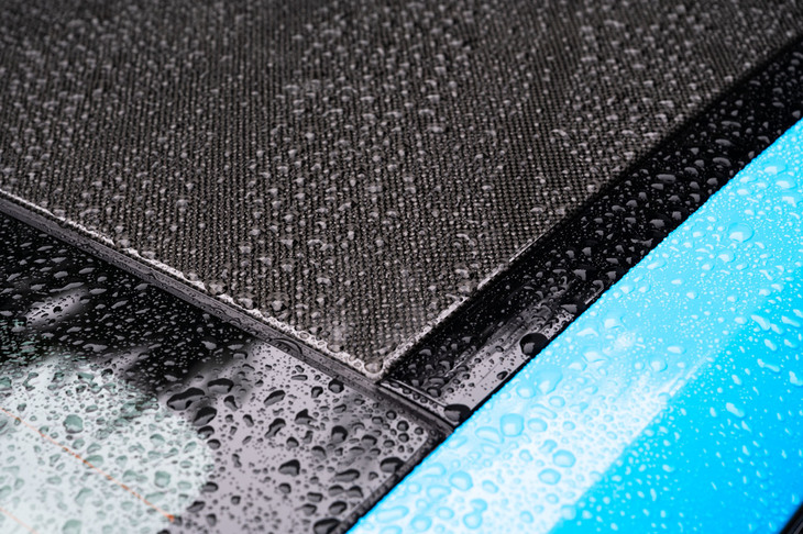 ルーフには軽量・高剛性なカーボンファイバー強化樹脂（CFRP）を採用。軽量化と低重心化を図っている。