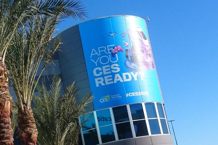 「CES」は毎年1月に米ラスベガスで開催される、世界最大規模のエレクトロニクスの見本市である。かつては「コンシューマーエレクトロニクスショー」が正式名称で、CESはあくまで略称だったが、2018年からはCESが正式名称となった。