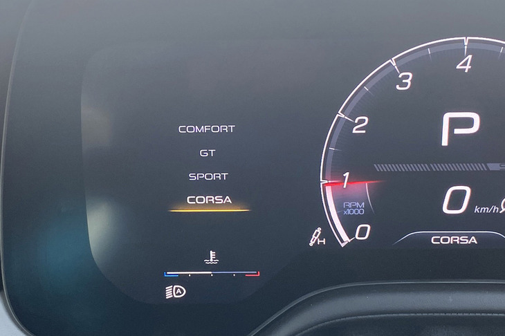 ドライビングモードは「COMFORT」「GT」「SPORT」「CORSA」の4種類から選択できる。モードの切り替えは、ステアリングホイールの右側にあるダイヤル式のスイッチで行う。