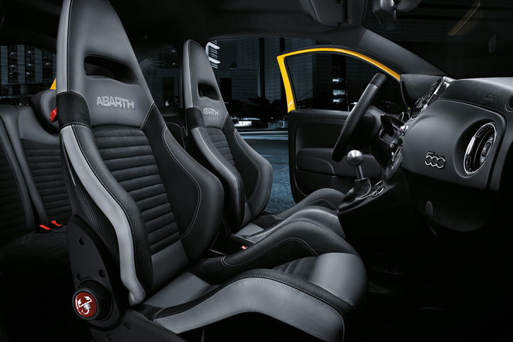 「595コンペティツィオーネ パフォーマンスパッケージ」のインテリア。