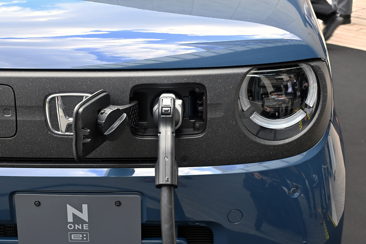「ホンダN-ONE e：」では、充電口が普通充電用、急速充電用ともにフロントに備えられている。