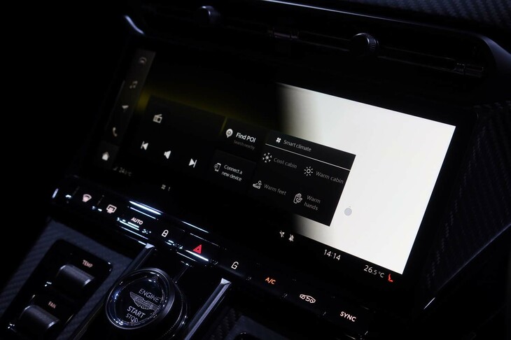 アストンマーティン・ヴァンテージ（センターディスプレイ）