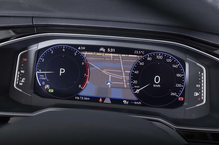 液晶式メーターが全車標準になったのも新しい。エントリーグレード以外はより大型の「デジタルコックピットプロ」を装備する。