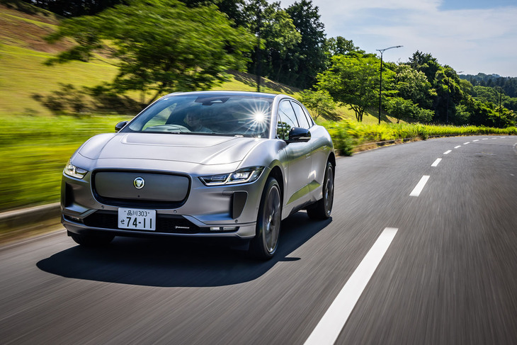今回試乗した「ジャガーIペースR-DYNAMIC HSE EV400」はエアサスが装着された最高出力400PSのモデルで、車両本体価格は1623万8000円。438kmの一充電走行距離（WLTCモード）を誇る。