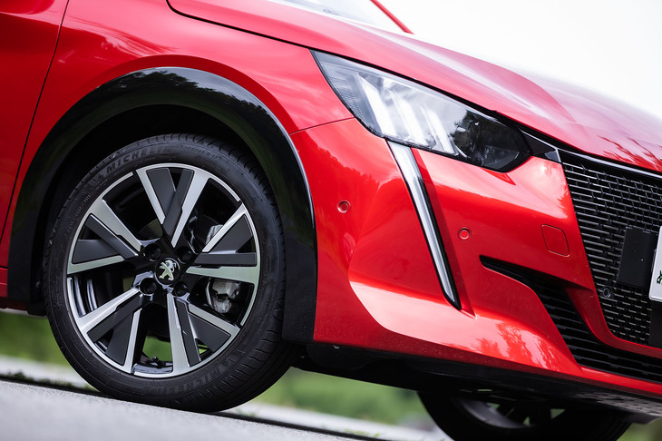 「208 GTライン」はブラックツートン塗装の17インチアルミホイールを標準装備。試乗車は205/45R17サイズの「ミシュラン・プライマシー4」タイヤを装着していた。シャイニーブラック仕上げの前後ホイールアーチも同モデル専用の装備となる。