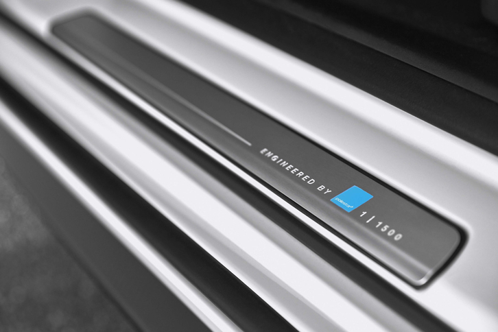 シリアルナンバー入りのスカッフプレート。