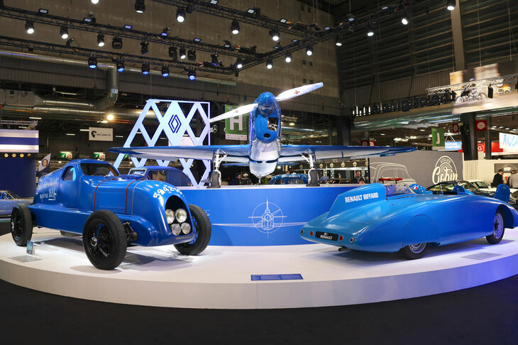 「レトロモビル2024」の会場から。ルノーは速度などの記録達成に貢献した歴代モデルとともに、1933年に買収したコードロン社製飛行機のレプリカを中央に据えた。