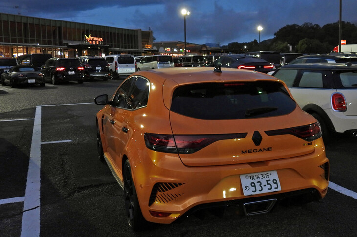 談合坂SAにて、ちょっと鷹狩りに（笑）。時間は6時前で、まだまだお空は暗い。