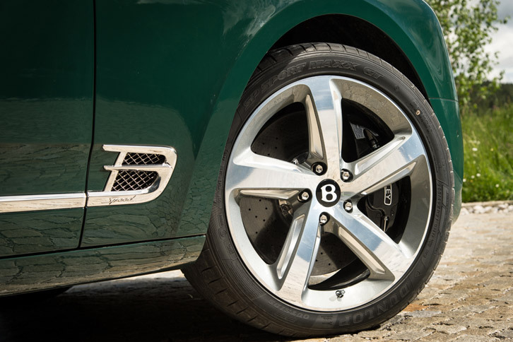 「ミュルザンヌ スピード」では、ほかのモデルではオプション扱いとなる265/40ZR21サイズのタイヤや21インチアルミホイールが標準装備される。