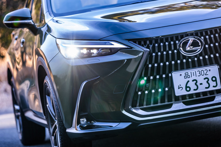 上級グレードに位置づけられる“バージョンL”には、アダプティブハイビームシステムやヘッドランプクリーナーが組み込まれた3眼LEDヘッドランプが標準で装備される。