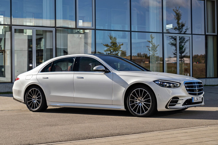 7代目となる新型「メルセデス・ベンツSクラス」。走りはもちろん、ハイテク満載のユーザーインターフェイスにも注目だ。