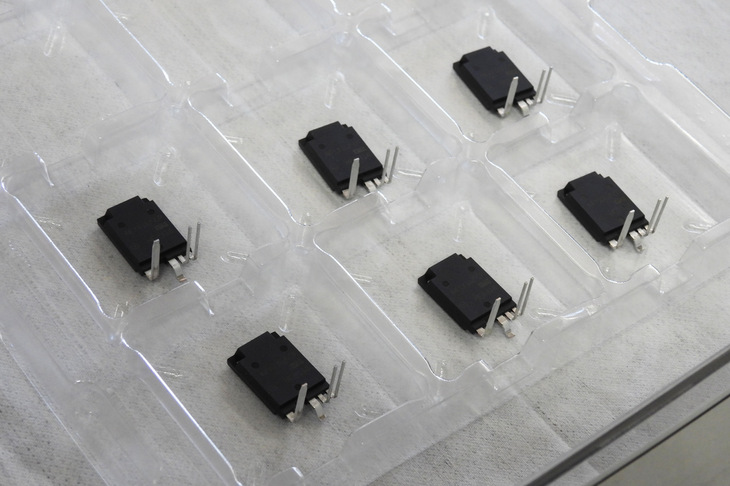 廉価インバーターへの使用を想定した、汎用のディスクリートパワー半導体。過去の半導体不足のような調達リスクが低減されるほか、9～13％のコスト削減も可能となるという。