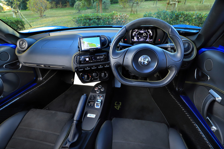 今回の試乗者は限定モデルの「4Cスパイダー イタリア」で、イエローステッチ入りのレザー内装やスポーツレザーステアリングホイール、アルミの装飾パネルなどが採用されていた。