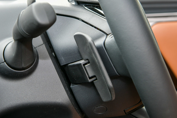 「スバル・ソルテラ」の4WD車に装備されるパドルスイッチ。回生ブレーキの強さを4段階で調整できる。