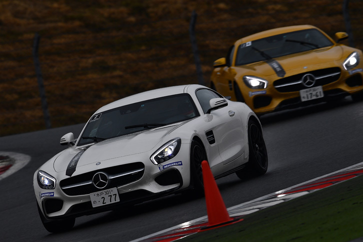 コースを行く「AMG GT S」。こんなクルマで富士の本コースをぶっ飛ばせるとは。ホントに僥倖（ぎょうこう）である。