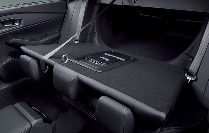 長尺物を積載するためのトランクスルー機構やアームレストスルー機構も備わる。