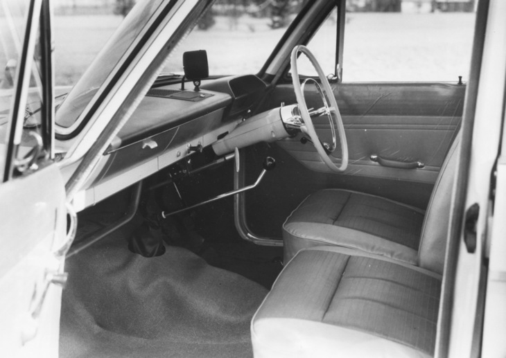 「スカイラインGT」（S54A-1）のインテリア。フロアから3段＋ODの長いシフトレバーが生え、ダッシュ上にタコメーターが装着されているが、基本的には「スカイライン1500デラックス」（S50D-1）と同じ。